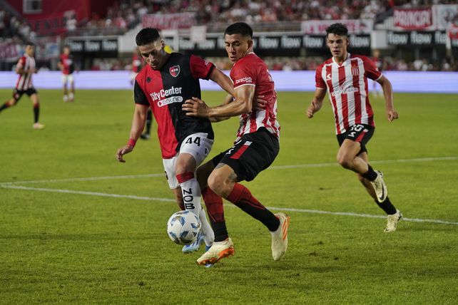 Sin Banega durante casi todo el partido, Newells cayó 2-0 con Estudiantes en La Plata