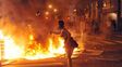 Violencia. Policías y manifestantes radicalizados se trenzaron frente a la catedral.