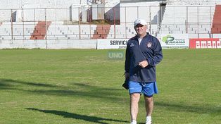 El entrenador llegó con cara de pocos amigos y enseguida se metió a la cancha para realizar la primera práctica. Foto UNO Juan Manuel Hernández. &nbsp;