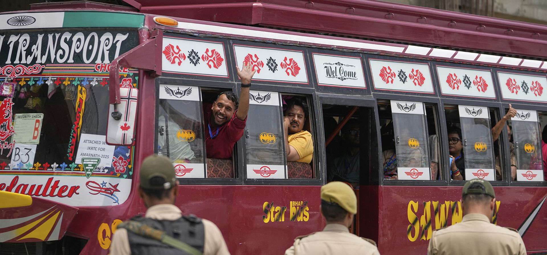 Agentes de la policía india vigilan a peregrinos hindúes que hacen gestos desde un autobús, camino a la peregrinación anual al santuario de Amarnath, a su paso por las afueras de Srinagar, India, el miércoles 2 de julio de 2025. (Foto AP/Mukhtar Khan) Agentes de la policía india vigilan a peregrinos hindúes que hacen gestos desde un autobús, camino a la peregrinación anual al santuario de Amarnath, a su paso por las afueras de Srinagar, India, el miércoles 2 de julio de 2025. (Foto AP/Mukhtar Khan)