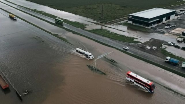 La inundación afecta a la autopista Rosario - Buenos Aires.