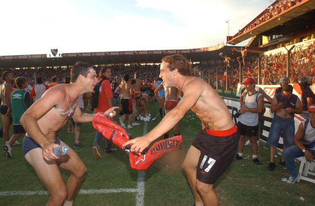 Marino y Borghello celebran a puro baile en el estadio de Independiente la obtención del título.