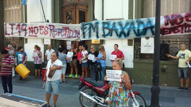 Los trabajadores de LT14 y Baxada impidieron que RTA bajara la señal de la FM