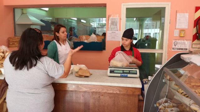 Derecho a trabajar. En la panadería de Apana no se hacen diferencias y la inclusión laboral es un hecho.