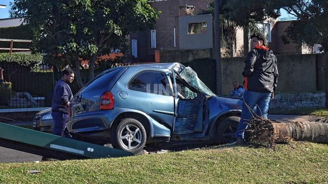 El auto quedó sobre el cantero central de la costanera