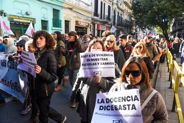 Marcha. Las escuelas fueron blanco de ataques en los últimos días. Los docentes pidieron paz de manera pública.