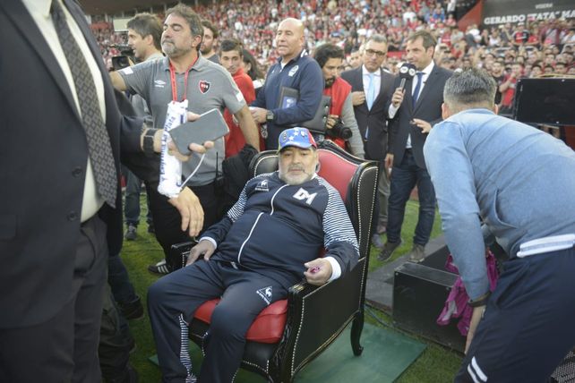 Newells rindió pleitesía a un Maradona que no pudo evitar las lágrimas