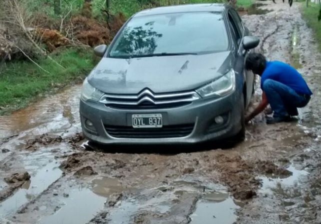 En Villa california muchos autos quedaron empantanados por el barro.