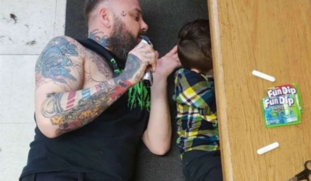 Ejemplar: un peluquero se tiró al piso para atender a un nene autista