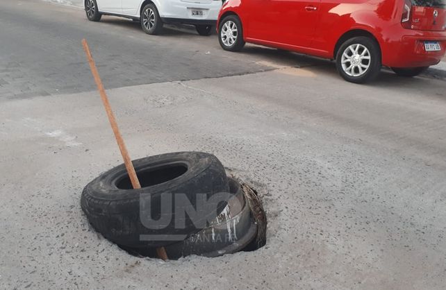 La advertencia de un peligroso bache en Candioti norte