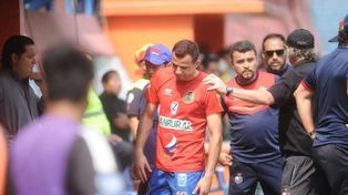 La reacción de un futbolista al enterarse por un rival de la muerte de su madre