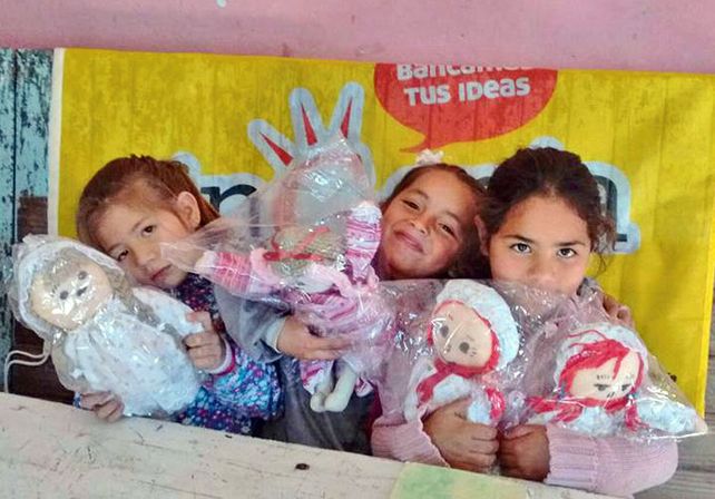 Entrega. La primera tanda de muñecas (catorce) fueron donadas al Solar Municipal del barrio.