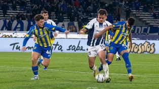 Alan Rodríguez trata de puntearle la pelota a Valentín Depietri y le tocaría la pierna izquierda. Sería penal y el 1 a 0 de Talleres sobre Central.