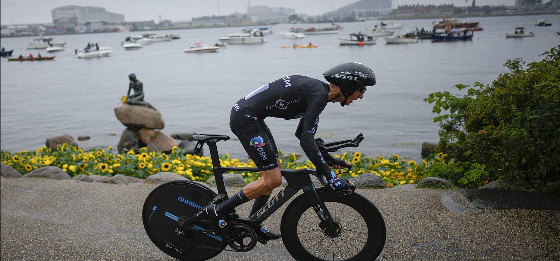 El francés Romain Bardet pasa la estatua de la Sirenita de Edvard Eriksen durante la primera etapa de la carrera ciclista Tour de Francia, una contrarreloj individual de 13,2 kilómetros con salida y llegada en Copenhague, Dinamarca, el viernes 1 de julio de 2022.