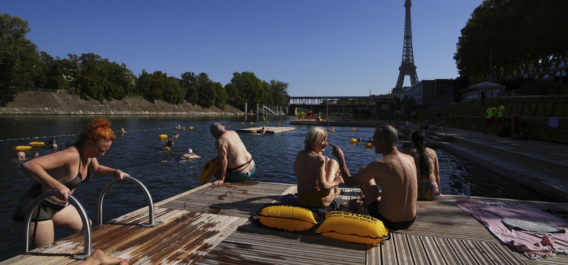 La gente disfruta del sol después de nadar en el río Sena, el lunes 11 de agosto de 2025 en París. (Foto AP/Aurelien Morissard) La gente disfruta del sol después de nadar en el río Sena, el lunes 11 de agosto de 2025 en París. (Foto AP/Aurelien Morissard)