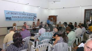 Los docentes de Amsafé votan entre aceptar o realizar paros