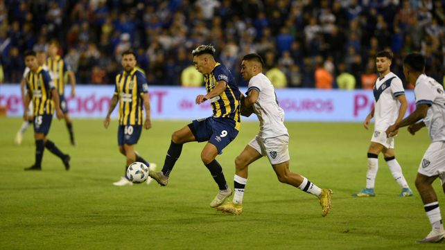 Tobías Cervera intenta dominar en un partido en el que Central tuvo muy poco peso en la ofensiva.