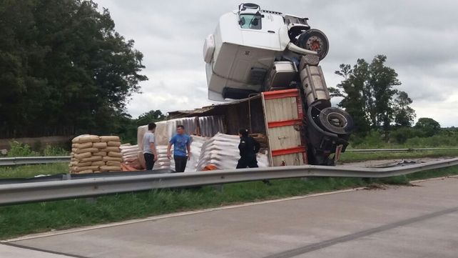 Impresionante vuelco de un camión en uno de los ingresos a la ciudad de Santa Fe