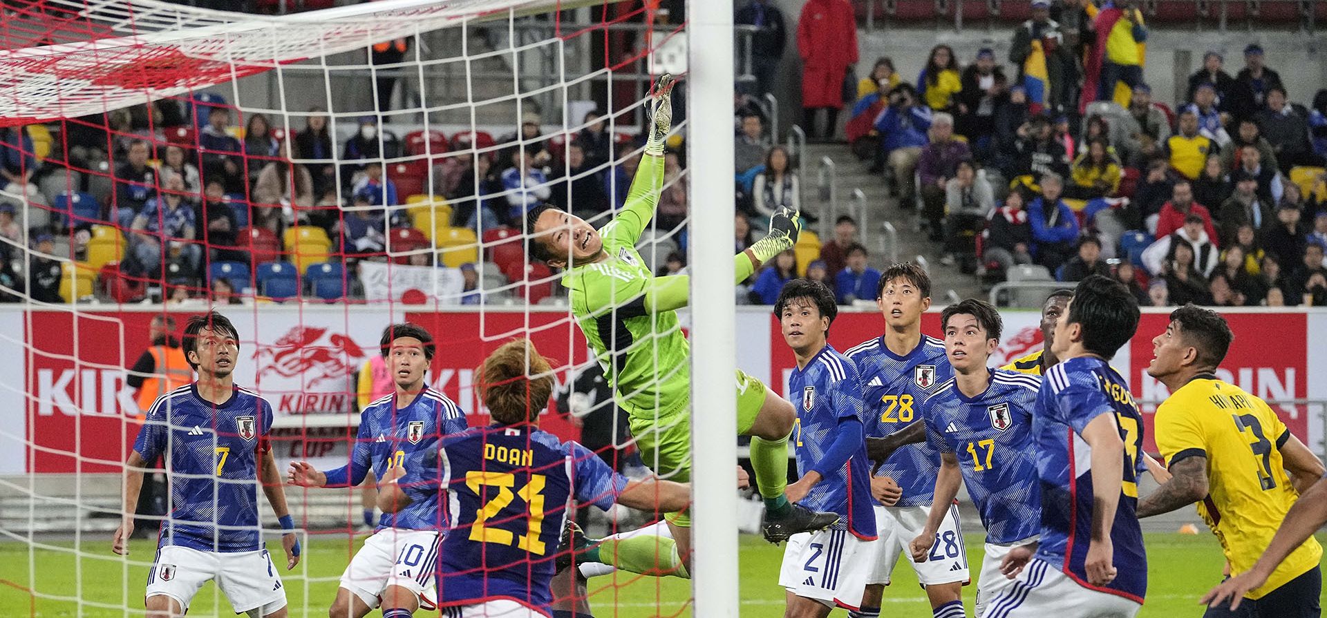 El portero japonés Daniel Schmidt salva un gol durante el partido amistoso de fútbol internacional entre Japón y Ecuador como parte de la Copa Kirin Challenge en Düsseldorf, Alemania, el martes 27 de septiembre
