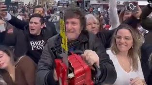 Javier Milei con la motosierra china con la que piensa desterrar a la casta.