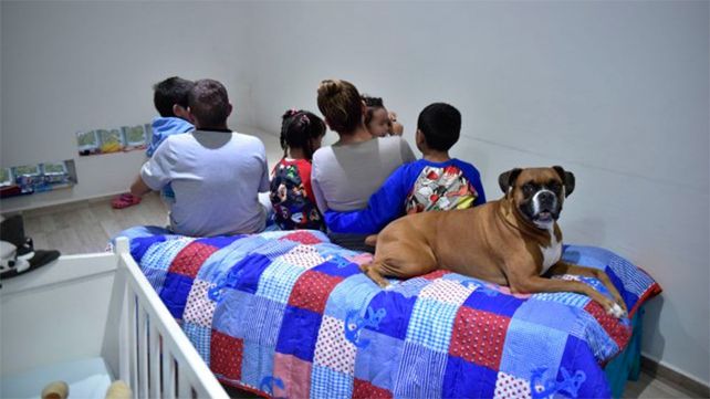 Gesto de amor. Una pareja de Roldán logró semanas atrás la guarda preadoptiva de cuatro hermanitos