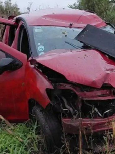 María Luisa: un auto volcó y quedó destrozado