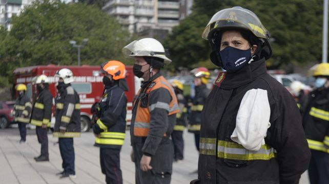 Los bomberos llegaron a reclamar su vacuna con una ruidosa protesta en el Monumento a la Bandera.