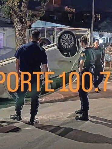 Paraná: chocó contra una columna y el auto terminó volcando