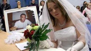 Boda p&oacute;stuma: muere el novio y la mujer se casa con &eacute;l vestida de blanco