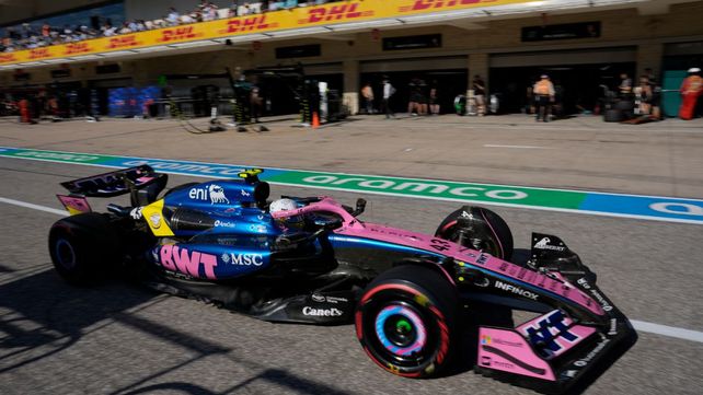 El argentino circula con el Alpine por la calle de boxes rumbo a la pista. Franco Colapinto no vivió un sábado cómodo