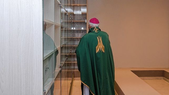 Espacios de fe. En agosto pasado monseñor Puiggari bendijo el cinerario ubicado en la capilla Nuestra Señora de la Esperanza.