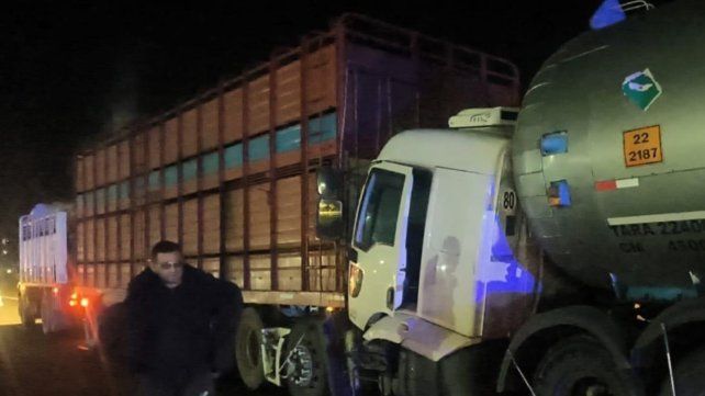 El choque se registró a la una de la mañana en el kilómetro 7 de la traza.