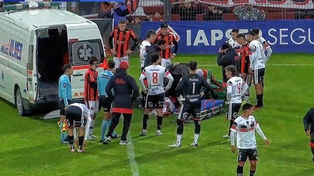 Gabriel Díaz tuvo que ser llevado a un centro asistencia luego del golpe que recibió en el partido de Patronato.