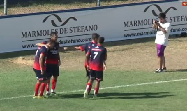 Cuando todo era alegría. Los jugadores de Central Córdoba celebra con Guido Di Vanni el primer gol ante Italiano en Ezeiza.