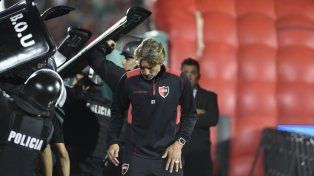 Gabriel Heinze deja la cancha con protección policial. Una imagen muy dura.&nbsp;