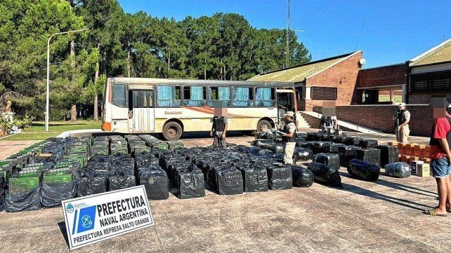 Las personas buscaban pasar 257 bultos a través del río Uruguay.