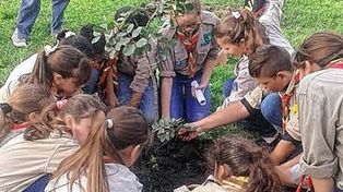 Juventud. Scout larroquenses en una de sus actividades, plantando un árbol.