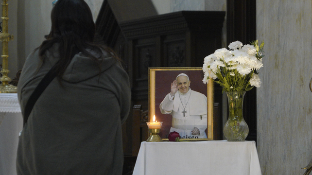 Un retrato del Papa Francisco se muestra durante un servicio en la Catedral de Rosario este lunes