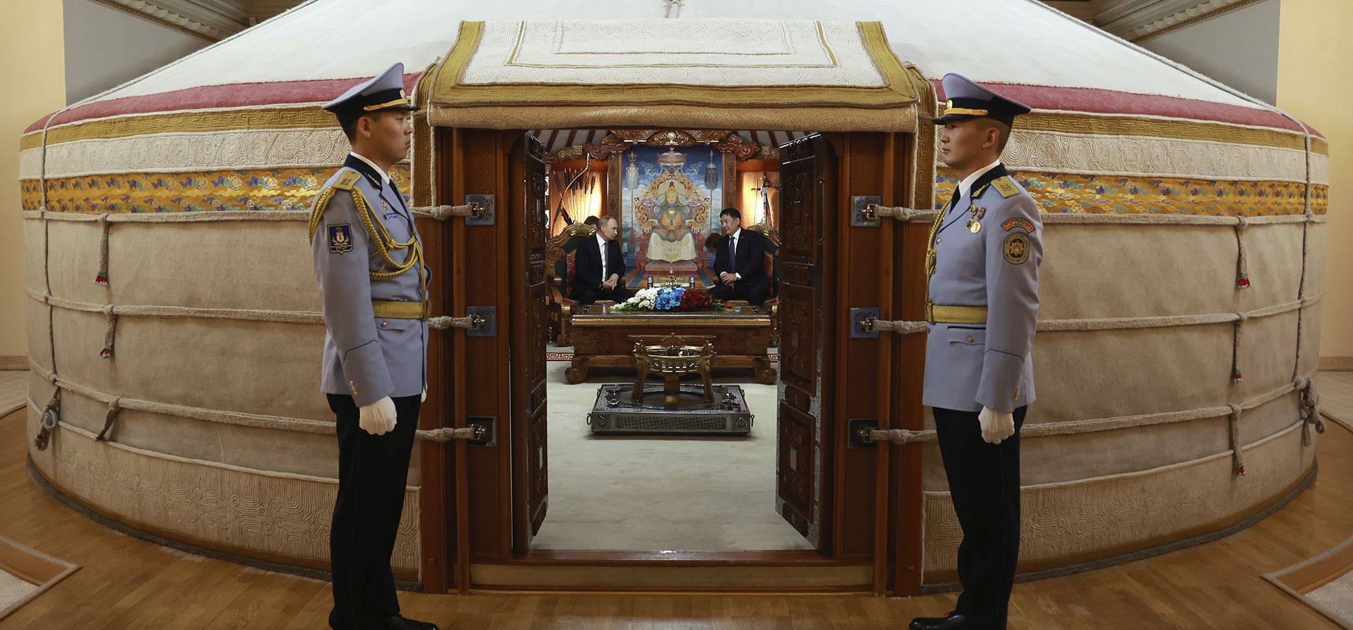 El presidente ruso, Vladimir Putin (centro izquierda), y el presidente mongol, Ukhnaagiin Khurelsukh, asisten a su reunión en el edificio gubernamental Saaral Ordon en Ulaanbaatar, Mongolia, el martes 3 de septiembre de 2024. (Vyacheslav Prokofyev, Sputnik, Kremlin Pool Photo via AP) El presidente ruso, Vladimir Putin (centro izquierda), y el presidente mongol, Ukhnaagiin Khurelsukh, asisten a su reunión en el edificio gubernamental Saaral Ordon en Ulaanbaatar, Mongolia, el martes 3 de septiembre de 2024. (Vyacheslav Prokofyev, Sputnik, Kremlin Pool Photo via AP)