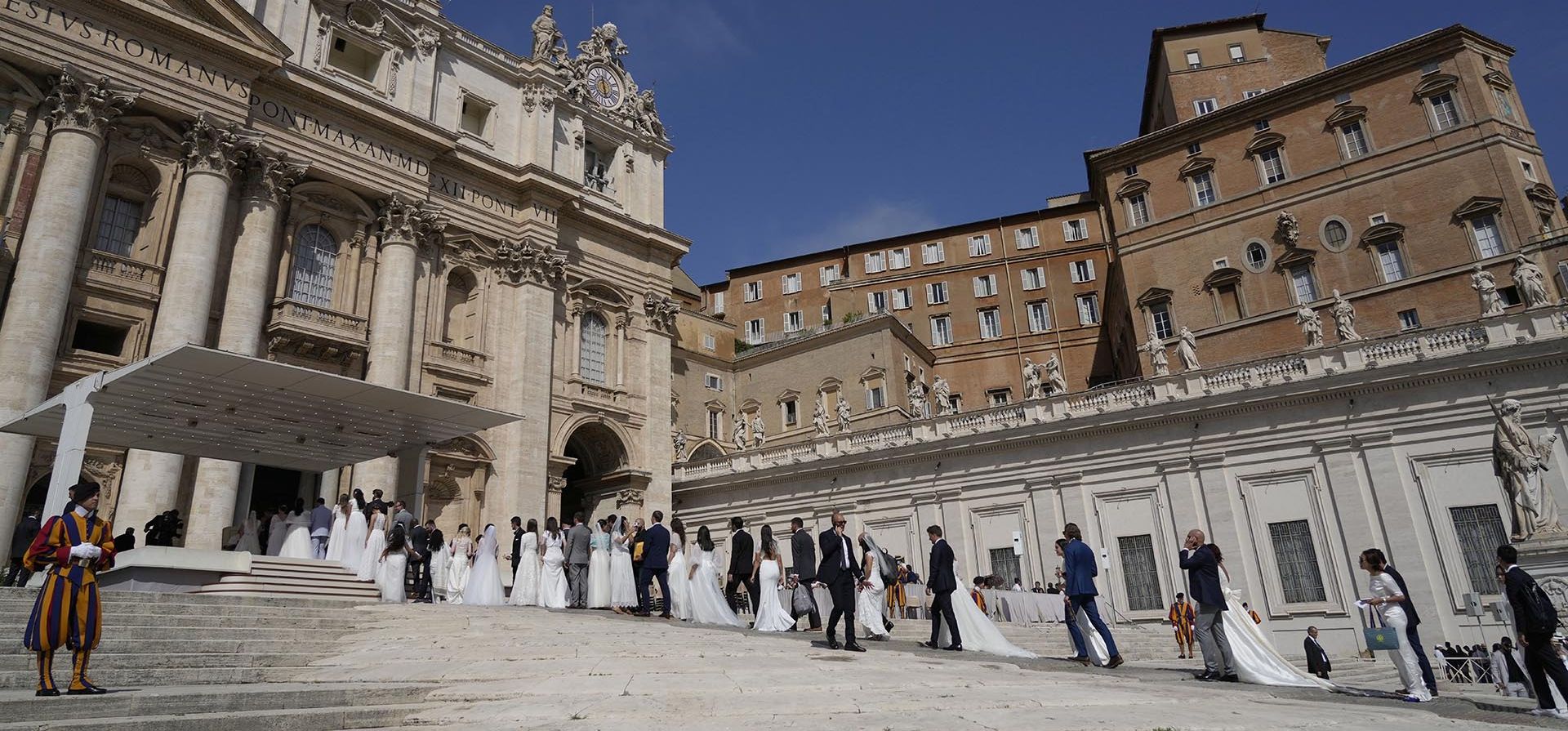 Parejas de recién casados hacen fila para saludar al Papa Francisco al final de su audiencia general semanal en la Plaza de San Pedro, en el Vaticano, el miércoles 7 de septiembre de 2022. 