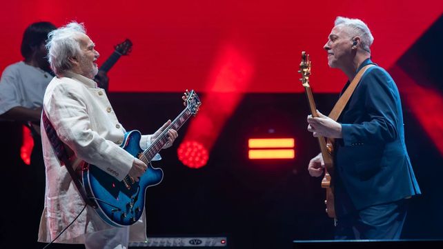 David Lebón y Pedro Aznar protagonizaron un emotivo homenaje a Serú Girán en la última noche del Quilmes Rock