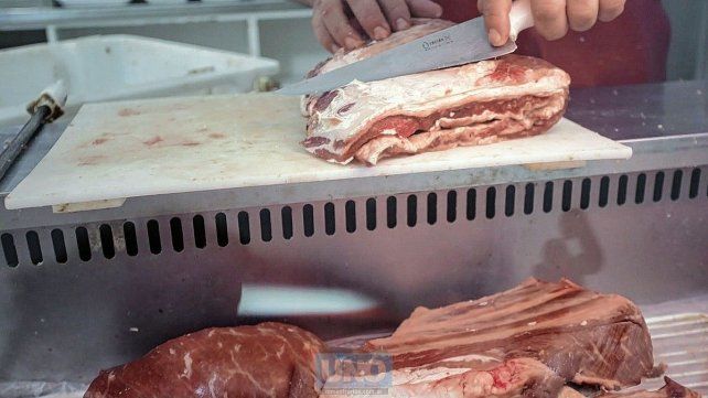 Carnicero entrerriano usa linternas para ahorrar en luz
