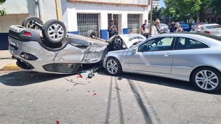 Impresionante accidente y vuelco en Avenida Urquiza: uno de los conductores tuvo que ser rescatado