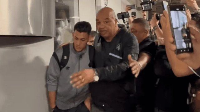 Cristian Pavón es llevado por la Policía brasileña.