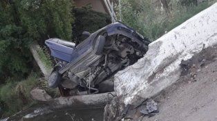 El VW Gol en el que viajaba la familia oriunda de Rosario cayó a un canal en San Rafael, Mendoza.