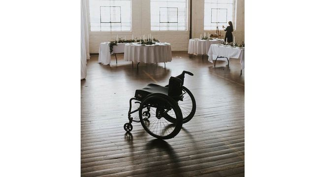 Pasó años usando una silla de ruedas y sorprendió a todos en su boda caminando hacia el altar