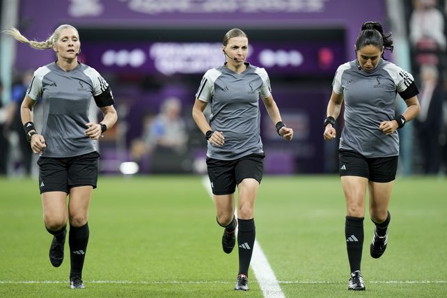 Por primera vez una mujer dirigió un partido