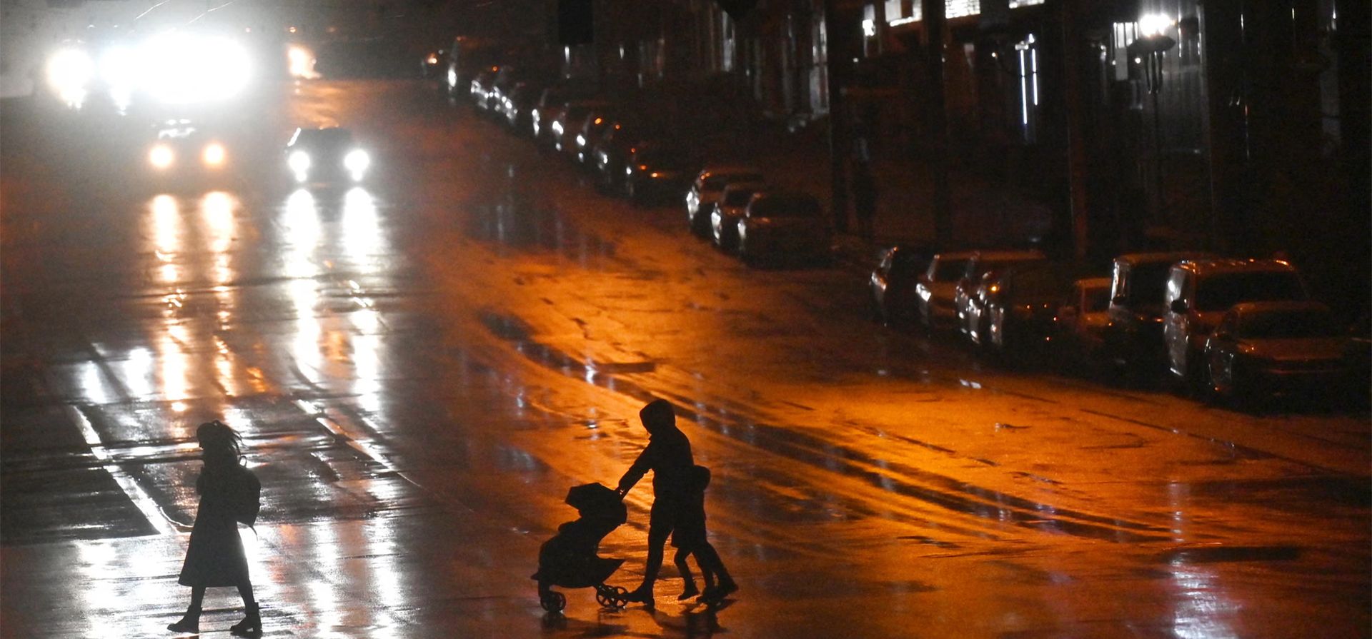 La gente se abre paso por la ciudad durante las horas de apagón necesarias por los ataques rusos con misiles y drones contra la infraestructura eléctrica, Kiev, Ucrania. Fotografía: Sergei Supinsky/AFP/Getty Images La gente se abre paso por la ciudad durante las horas de apagón necesarias por los ataques rusos con misiles y drones contra la infraestructura eléctrica, Kiev, Ucrania. Fotografía: Sergei Supinsky/AFP/Getty Images
