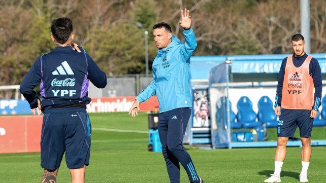 El DT paró un equipo con Nico González.