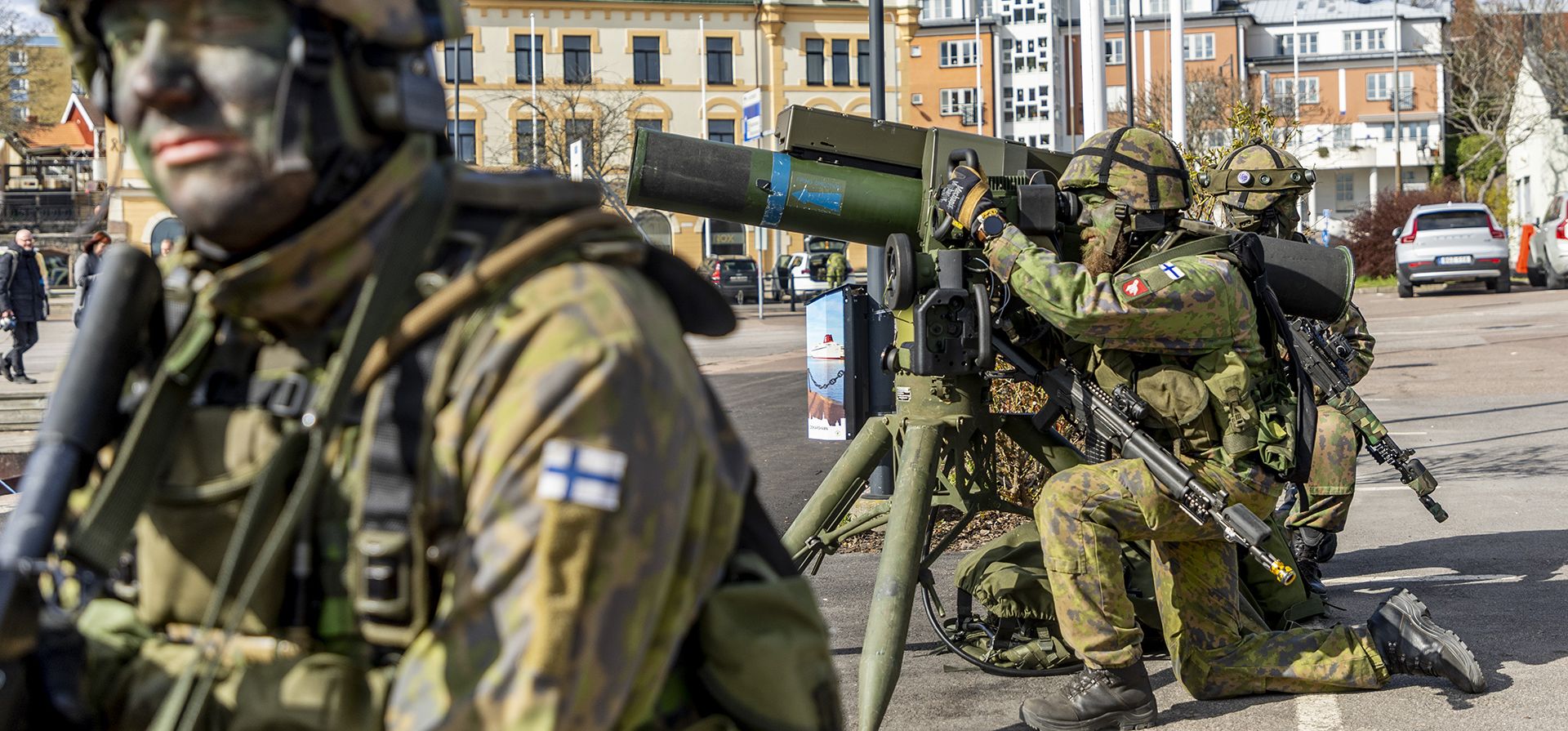 Soldados finlandeses participan en el ejercicio militar Aurora 23 después de aterrizar en el puerto de Oskarshamn, Suecia, el martes 2 de mayo de 2023. (Adam Ihse/TT News Agency vía AP)